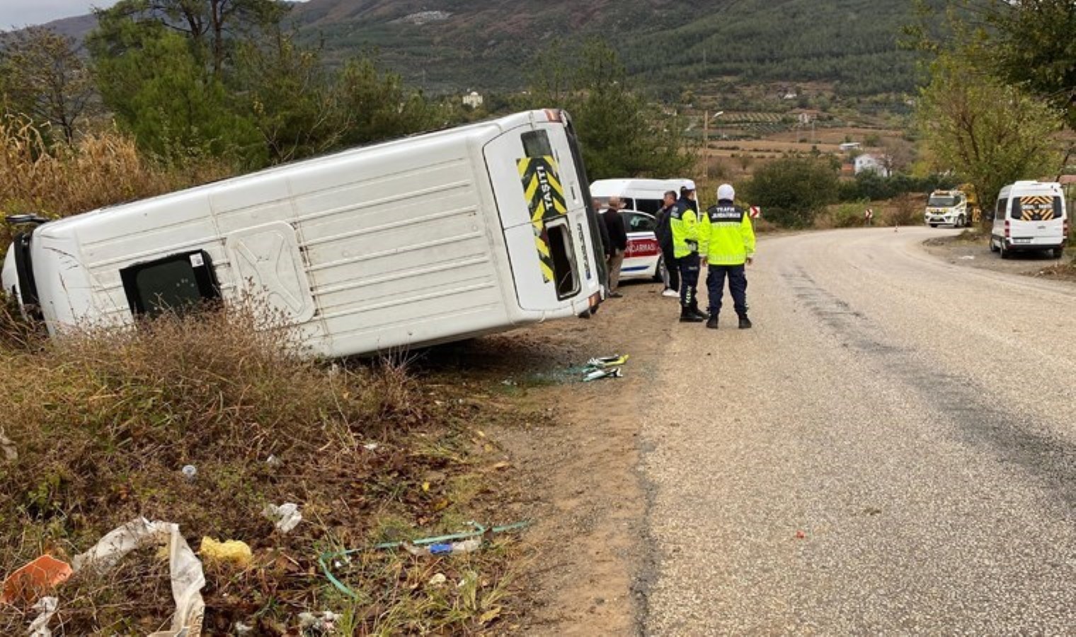 Osmaniye’de faciadan dönüldü… Öğrenci servisi takla attı: 2 yaralı